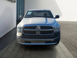 Camioneta Pickup Ram 1500 2013 4x2 Tradesman de 2 puertas, cabina regular y caja larga de 8 pies