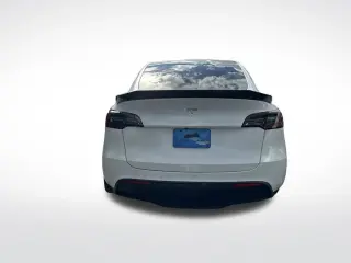 Tesla Model Y 2022 tracción en las cuatro ruedas (AWD) de largo alcance y 4 puertas tipo crossover