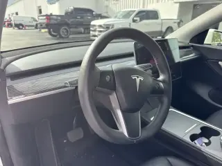 Tesla Model Y 2022 tracción en las cuatro ruedas (AWD) de largo alcance y 4 puertas tipo crossover