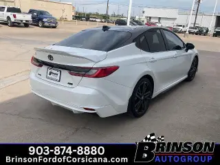 Toyota Camry 2026 SE sedán de 4 puertas