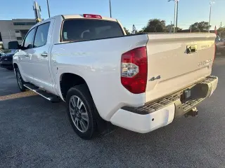 Toyota Tundra 2019 4x4 Platinum 4 puertas CrewMax Cab Pickup SB (5.7L V8)