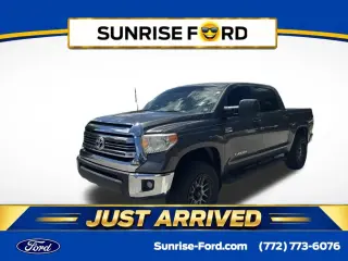 Toyota Tundra 2017 4x4 SR5 4dr CrewMax Cab Pickup SB (5.7L V8 FFV)