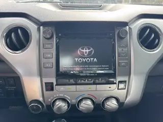 Toyota Tundra 2017 4x4 SR5 4dr CrewMax Cab Pickup SB (5.7L V8 FFV)