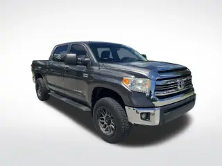 Toyota Tundra 2017 4x4 SR5 4dr CrewMax Cab Pickup SB (5.7L V8 FFV)