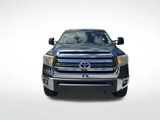 Toyota Tundra 2017 4x4 SR5 4dr CrewMax Cab Pickup SB (5.7L V8 FFV)