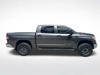 Toyota Tundra 2017 4x4 SR5 4dr CrewMax Cab Pickup SB (5.7L V8 FFV)