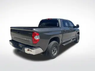 Toyota Tundra 2017 4x4 SR5 4dr CrewMax Cab Pickup SB (5.7L V8 FFV)
