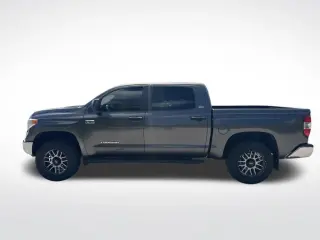 Toyota Tundra 2017 4x4 SR5 4dr CrewMax Cab Pickup SB (5.7L V8 FFV)