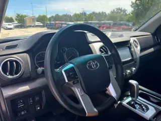 Toyota Tundra 2017 4x4 SR5 4dr CrewMax Cab Pickup SB (5.7L V8 FFV)
