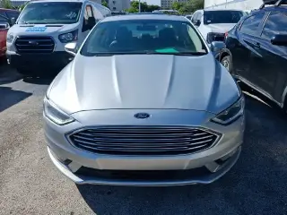 Sedán de 4 puertas Ford Fusion 2017 SE