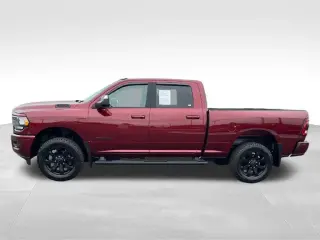 Camioneta Ram 2500 2022 4x4 Big Horn de 4 puertas, cabina doble y caja corta de 6.3 pies