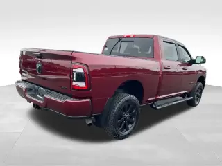 Camioneta Ram 2500 2022 4x4 Big Horn de 4 puertas, cabina doble y caja corta de 6.3 pies