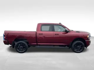 Camioneta Ram 2500 2022 4x4 Big Horn de 4 puertas, cabina doble y caja corta de 6.3 pies