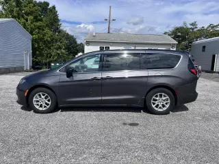 2022 Chrysler Voyager LX FWD