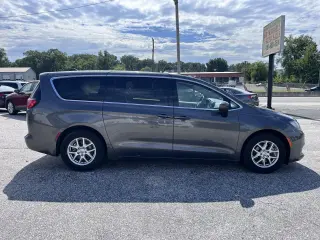 2022 Chrysler Voyager LX FWD