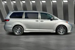 Toyota Sienna 2018 XLE 7-Pasajeros Asiento de Acceso Automático 4dr Mini-Van