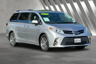 Toyota Sienna 2018 XLE 7-Pasajeros Asiento de Acceso Automático 4dr Mini-Van