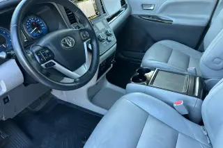Toyota Sienna 2018 XLE 7-Pasajeros Asiento de Acceso Automático 4dr Mini-Van