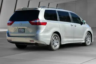 Toyota Sienna 2018 XLE 7-Pasajeros Asiento de Acceso Automático 4dr Mini-Van