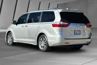 Toyota Sienna 2018 XLE 7-Pasajeros Asiento de Acceso Automático 4dr Mini-Van