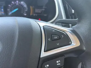 Ford Edge 2020 con tracción en las cuatro ruedas y equipado con la configuración SEL de 4 ruedas de dos plazas.