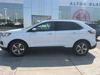 Ford Edge 2020 con tracción en las cuatro ruedas y equipado con la configuración SEL de 4 ruedas de dos plazas.