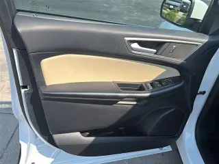 Ford Edge 2020 con tracción en las cuatro ruedas y equipado con la configuración SEL de 4 ruedas de dos plazas.