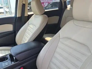 Ford Edge 2020 con tracción en las cuatro ruedas y equipado con la configuración SEL de 4 ruedas de dos plazas.