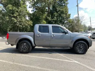 Nissan Frontier 2016 4x2 SL 4dr Crew Cab 5 ft. SB Pickup 5A (lanzamiento a mitad de año)