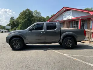 Nissan Frontier 2016 4x2 SL 4dr Crew Cab 5 ft. SB Pickup 5A (lanzamiento a mitad de año)