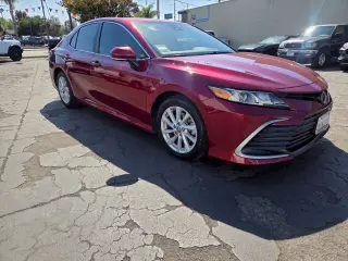 Toyota Camry 2021 LE Sedán de 4 puertas