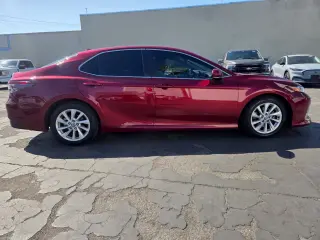 Toyota Camry 2021 LE Sedán de 4 puertas