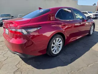 Toyota Camry 2021 LE Sedán de 4 puertas