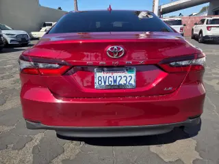Toyota Camry 2021 LE Sedán de 4 puertas