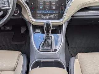 Subaru Outback 2024 con transmisión automática de 4 ruedas, limitado