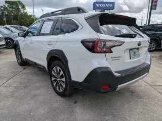 Subaru Outback 2024 con transmisión automática de 4 ruedas, limitado