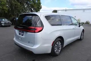 Chrysler Pacifica Híbrido enchufable 2024 Select 4dr Mini-Van