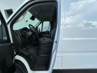 Ram ProMaster 2023 2500 159 WB 3dr Tech Roof Alta Furgón de Carga