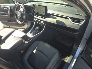 Toyota RAV4 2025 AWD XLE Premium 4dr SUV