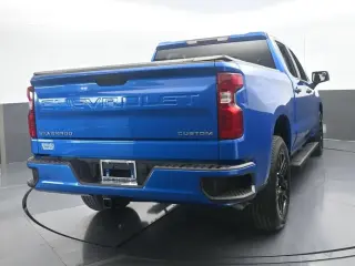 Chevrolet Silverado 1500 2024 4x2 Custom 4 puertas Cabina Crew 5.8 pies SB