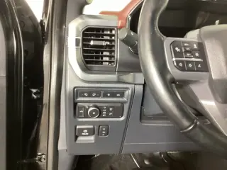 Ford F-150 2022 4x4 Lariat 4dr SuperCrew con puertas abiertas 6.5 ft.