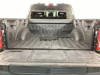 Ford F-150 2022 4x4 Lariat 4dr SuperCrew con puertas abiertas 6.5 ft.