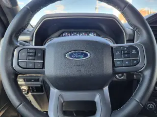 Ford F-150 2023 4x4 XLT 4dr SuperCrew con cabina de 5.5 pies de longitud.