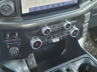 Ford F-150 2023 4x4 XLT 4dr SuperCrew con cabina de 5.5 pies de longitud.