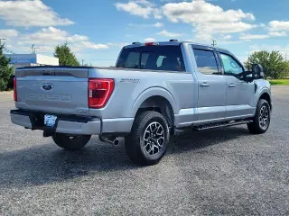 Ford F-150 2023 4x4 XLT 4dr SuperCrew con cabina de 5.5 pies de longitud.