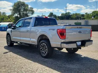 Ford F-150 2023 4x4 XLT 4dr SuperCrew con cabina de 5.5 pies de longitud.