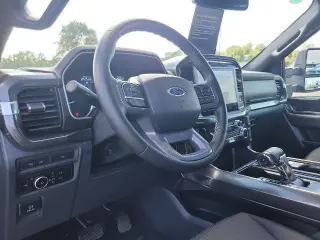 Ford F-150 2023 4x4 XLT 4dr SuperCrew con cabina de 5.5 pies de longitud.