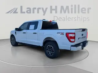 Ford F-150 2021 4x4 XL 4dr SuperCrew con cabina de 5.5 pies de largo.