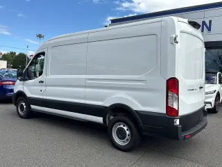 Ford Transit 2023 250 3 puertas SWB Furgón de techo mediano