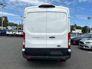 Ford Transit 2023 250 3 puertas SWB Furgón de techo mediano